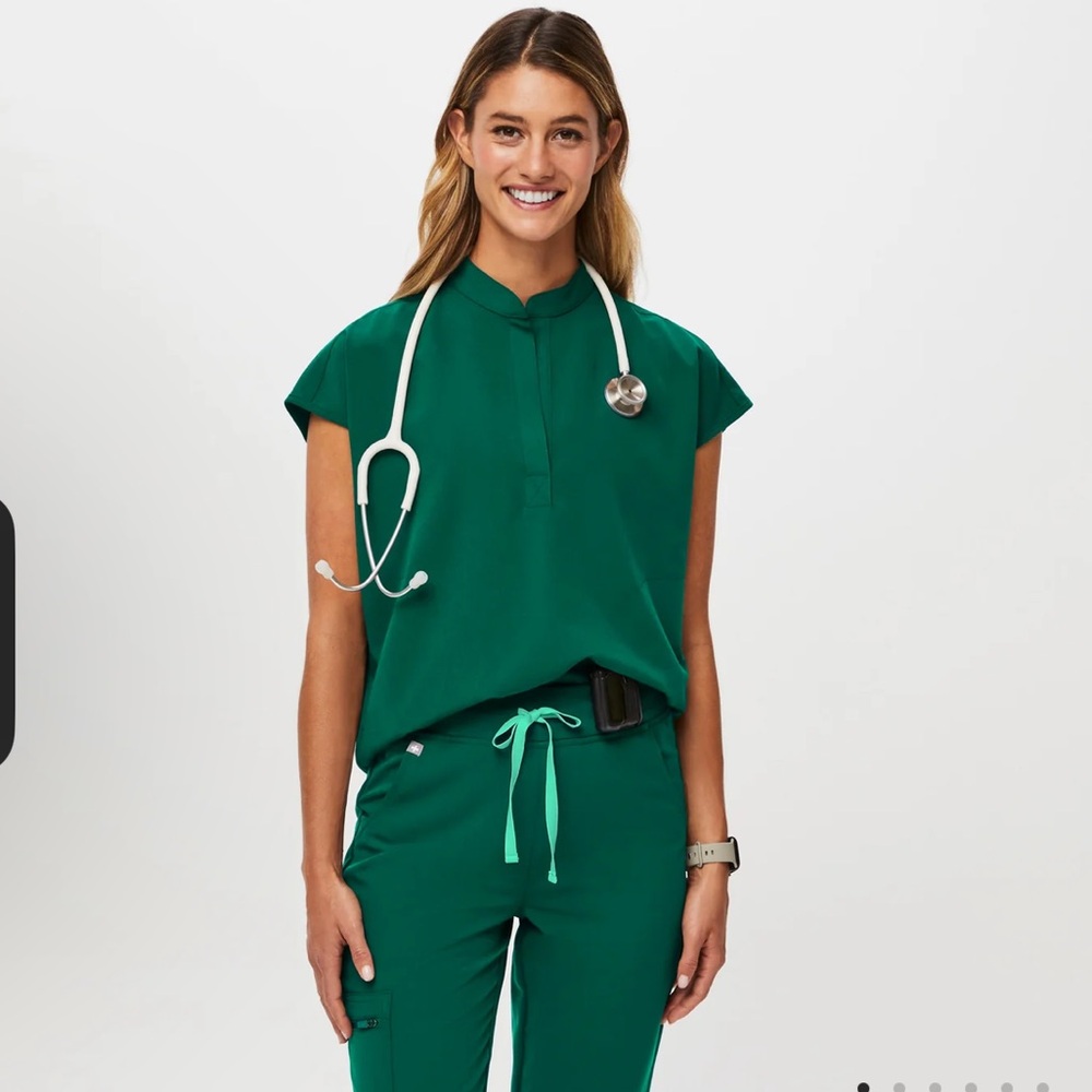 High waisted hunter green Zamora pants / Rafaela oversized scrub top